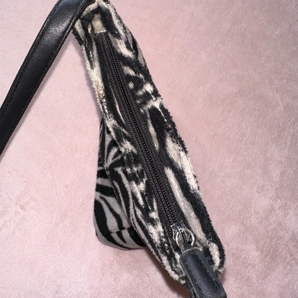 VINTAGE NINE WEST FURRY ZEBRA PRINT CROSSBODY BAG - Picture 7 of 11